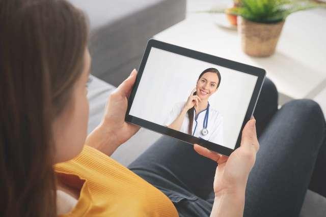 病人和医生通过平板电脑虚拟会议