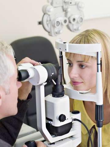 眼科医生给病人做视力检查